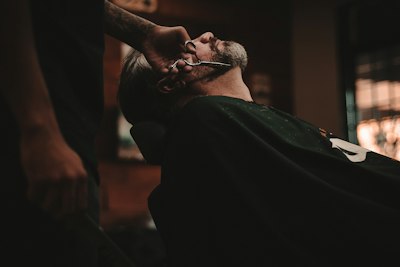 Barba sendo feita