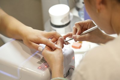 Manicure em andamento