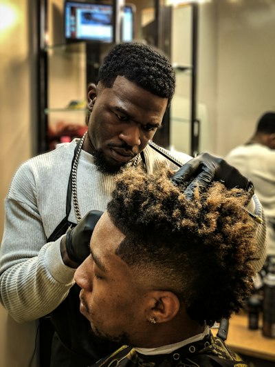 Profissional cortando o cabelo de um cliente